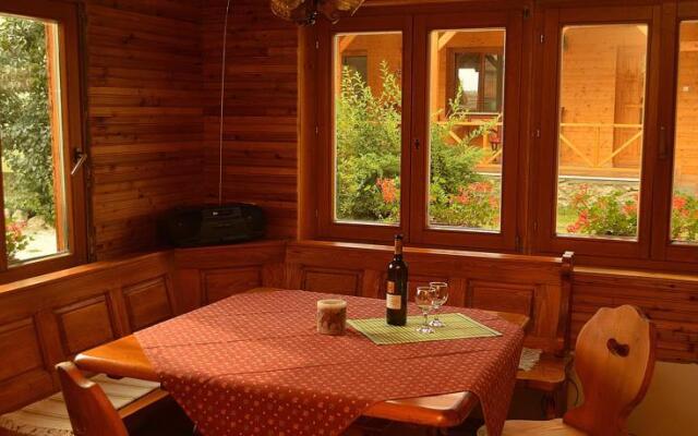 Almaliget Apartmanház