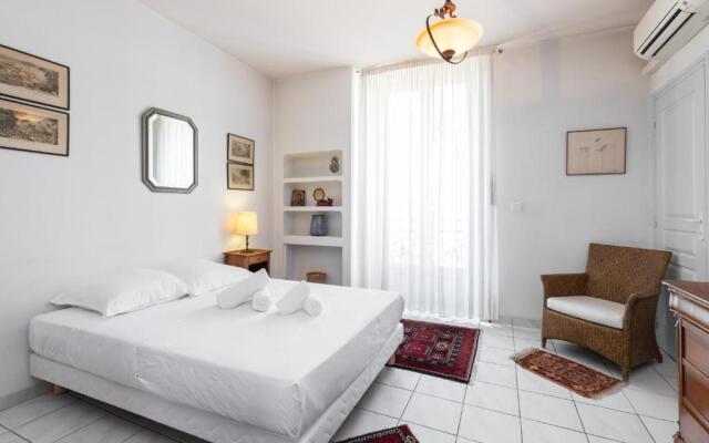 Large 2 Bdrs Downtown - 6 pax & AC