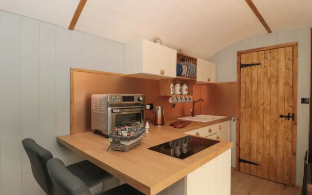 The Foxes Den Shepherds Hut