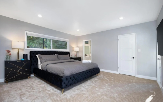 Hidden Valley Pl - 90210 Villa With Canyon Views and a Large Private Backyard