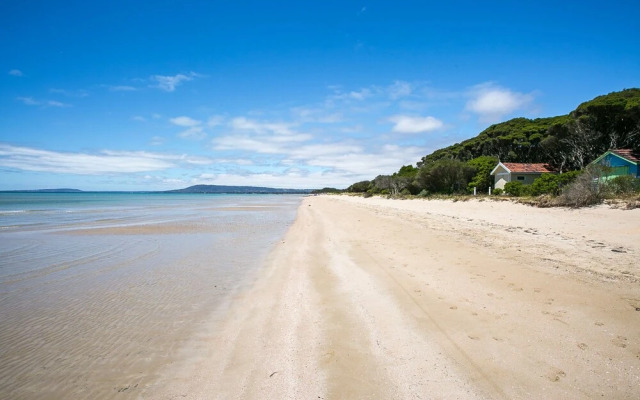 The Sanctuary: Stunning. Hot tub spa + Linen