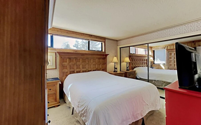 Slopeside 2 Bedroom Condo with 3 Hot Tubs, Sauna and Pool! Next To Canyon Lodge! by RedAwning