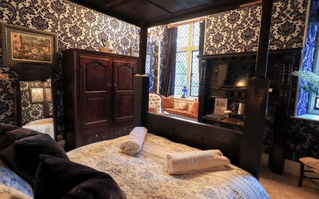 Summerlands Hall Gothic Apartment