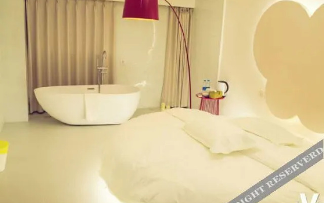 V Theme Theater Hotel  (Chongqing University Town Xijie)