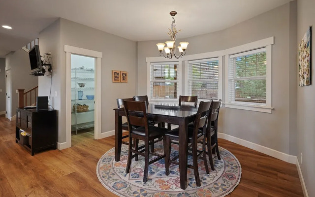 Spacious Five Peaks Home with Soaking Tub and BBQ by RedAwning