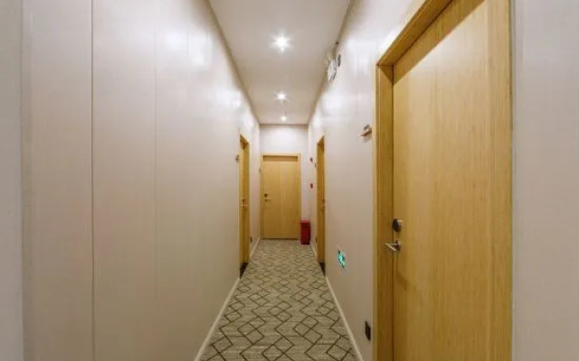 Shanghai Huafeng Hotel (Baolong Plaza Huijin Road Metro Station Branch)
