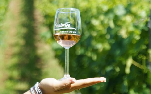 Seebrise mit Musik und Wein