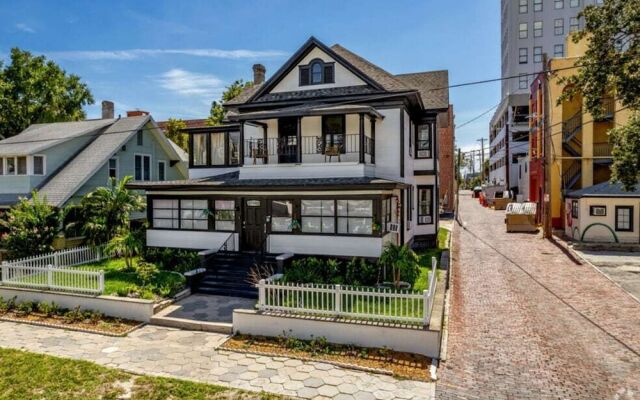 Satoshi Hideout Living