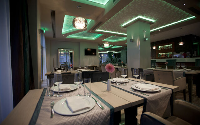 Exclusive Hotel & More