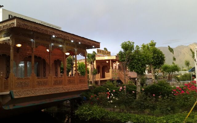 Badyari Palace Group of Houseboat