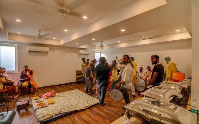 F9 Kirti Nagar by Fabhotel