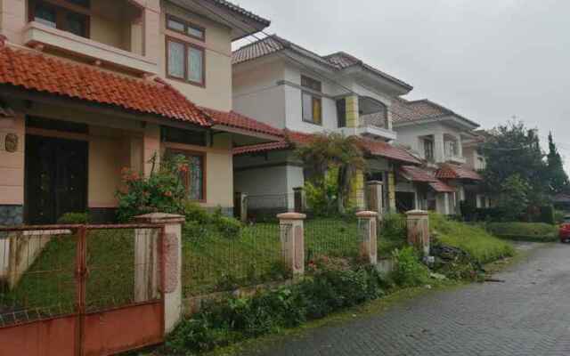 OYO 90384 Bukit Cipendawa Mc