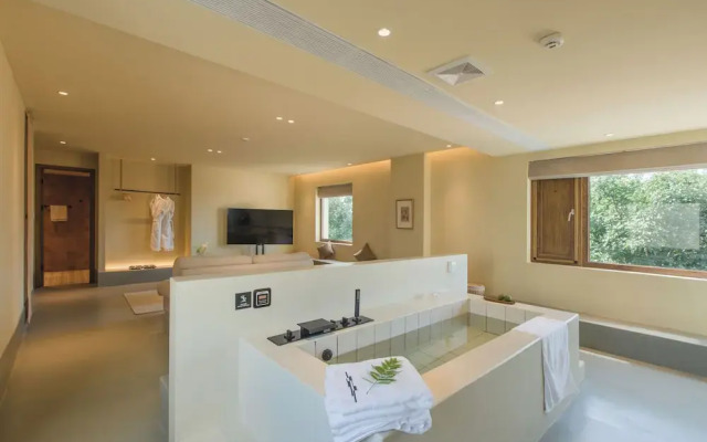 The Long Circle House