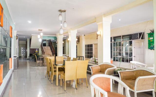 OYO 2085 Chrysanta Hotel