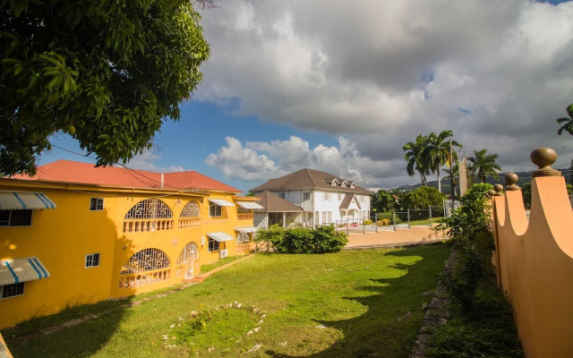 9 bed Villa Montego 10 Minute Walk to the Beach