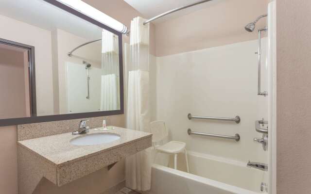 Super 8 by Wyndham Carrollton