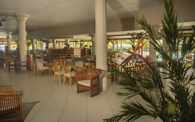 Le Peninsula Bay Beach Resort