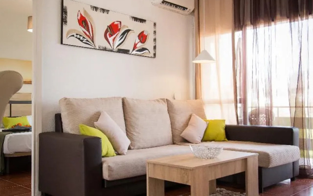 Holidays2Torremolinos Apartamento de 3 dormitorios con terraza y piscina comunitaria