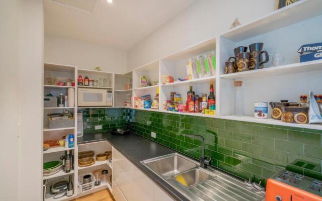 Hosts on the Coast Ātaahua.