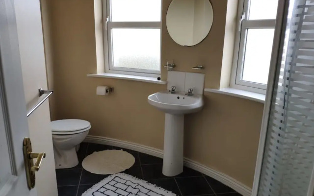 Stunning 6 Bed House With Private Garden in Galway