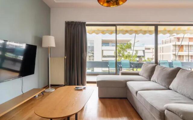 Βright Walled Designed Apt in Glyfada Center