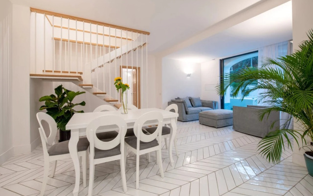 Luxury Apartment with Garden and Pool