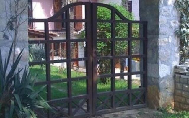 Apartments Niv - 30 m from beach