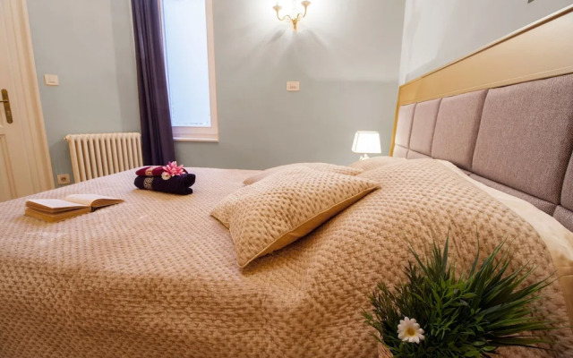 Filip Palace Luxurious Apartment