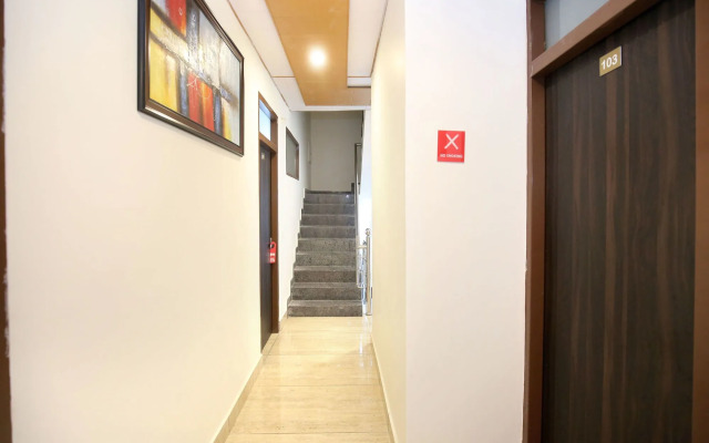 OYO 13368 Hotel Gold Star