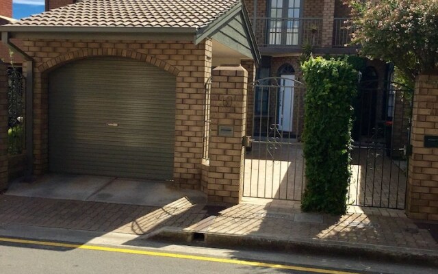 Luxury Townhouse in chic North Adelaide