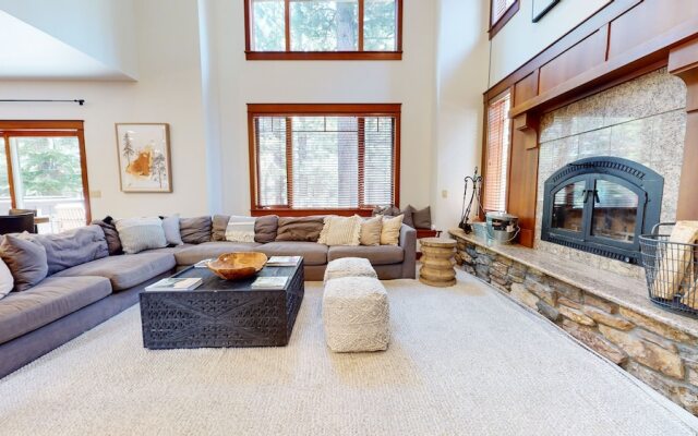 Timbers 6 Updated and Pet-Friendly, Private Jacuzzi, Private Garage by RedAwning