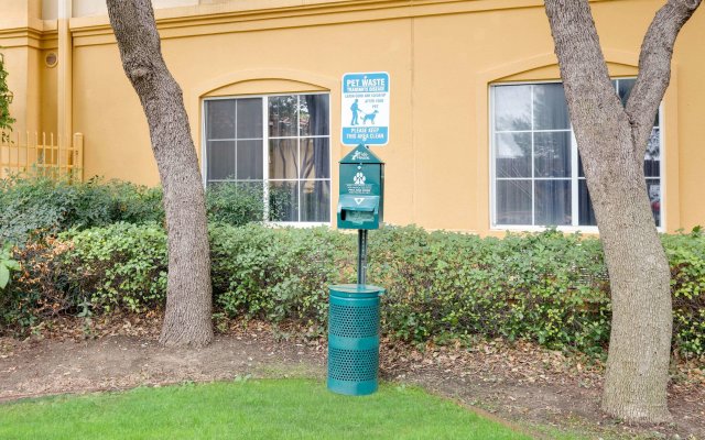 La Quinta Inn & Suites by Wyndham Dallas North Central