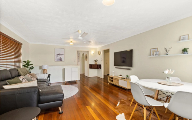 Kozyguru Albion Charming House With 3 Bedroom Parking -Qal035