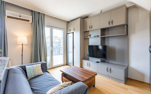 Central and Modern Flat With City View in Sisli