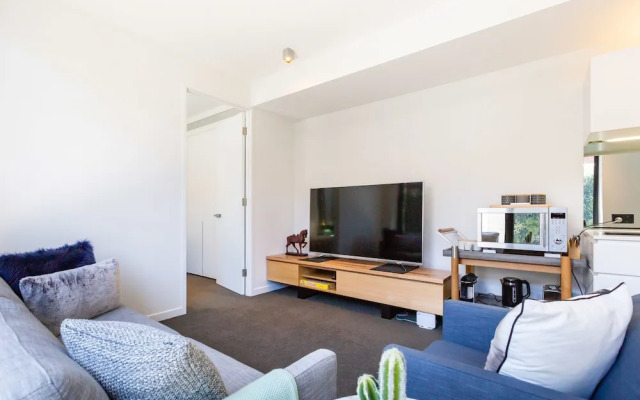Rosa, 2BDR Richmond Apartment