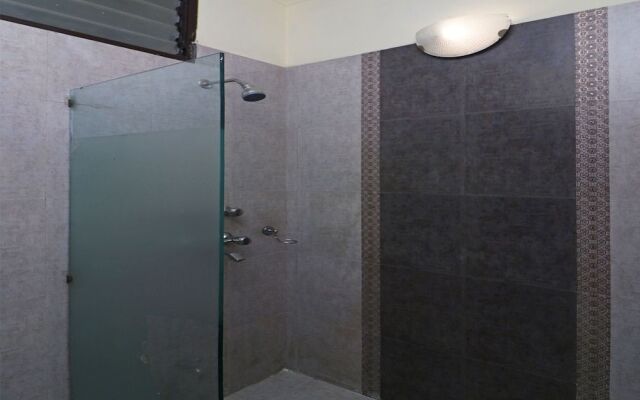 OYO 389 Hotel Applee Inn