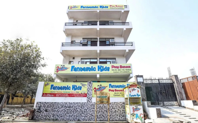 OYO LIFE NOD467 Sector 135