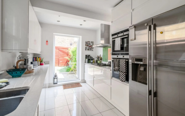 Ealing's Cozy Garden Retreat