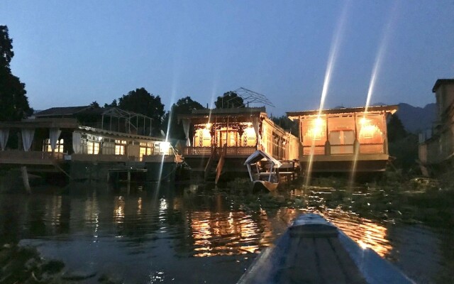 Shabrose Heritage Houseboats