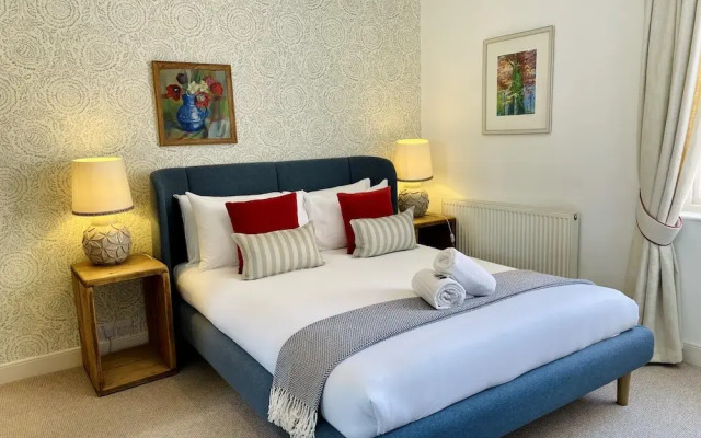 Dolls House - Luxury Townhouse - From 400 Per Night