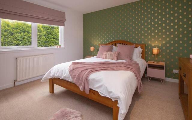 Calm Scottish Country Escape with Hot Tub Sleeps 6