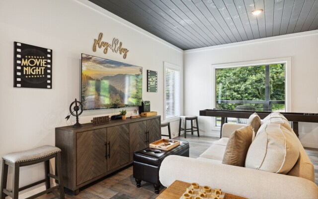 Sunset Chalet 2 Bedroom Cabin by RedAwning