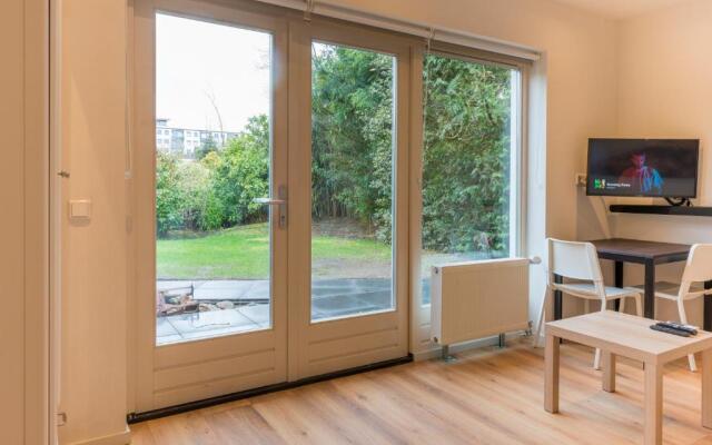 (left) Garden Suite in Villa near TUe and Centre