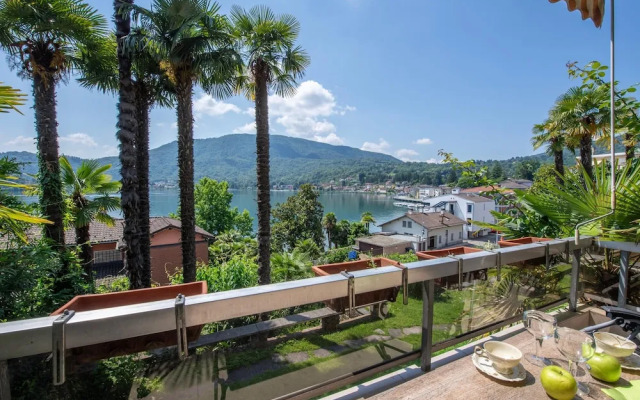 Queen Lake View in Ponte Tresa