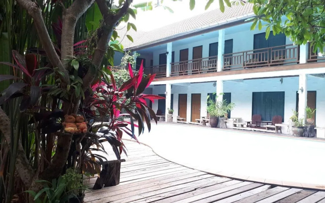 First And Field Bom-Dia