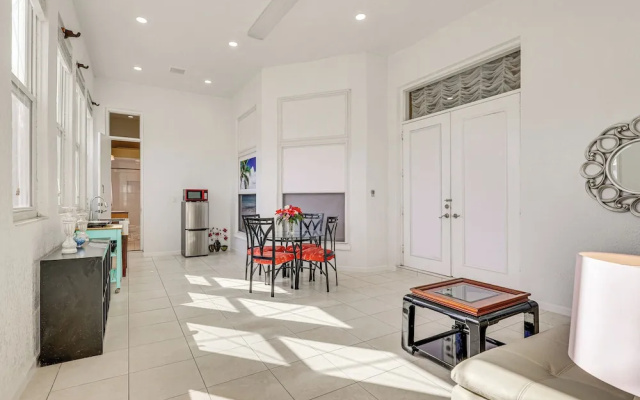 Near Apollo Beach! Bright Apt w/ Essentials