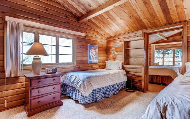 Alm Haus Standard Downtown Private Home by McCartney