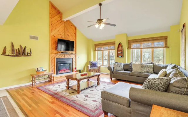 Pocono Retreat: Access to Community Lake & Beach!