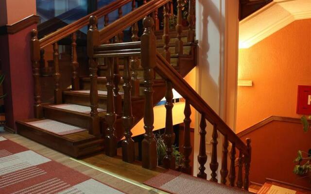 Hotel S