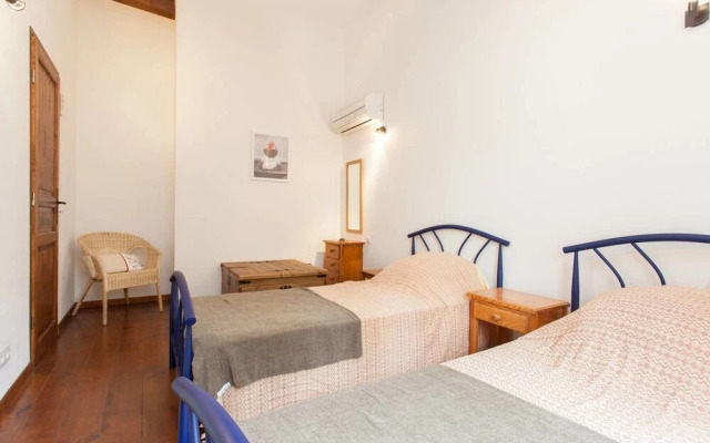 Hirondelle in Charming Village